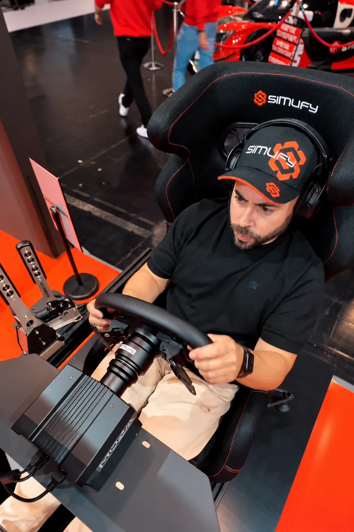 Al volante en el stand de Simufy · ADAC SimRacing Expo 2024