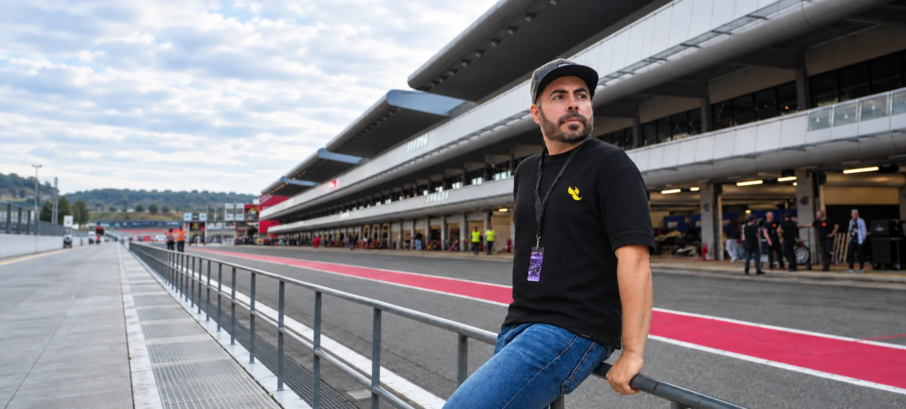 PhotoRacerTV en el pit lane de un circuito